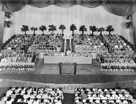 这是大会主席台(资料照片)。