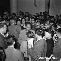 这是1956年9月27日,大会胜利闭幕,毛泽东步出会场时,受到大会代表和工作人员们的热烈欢迎(资料照片)。